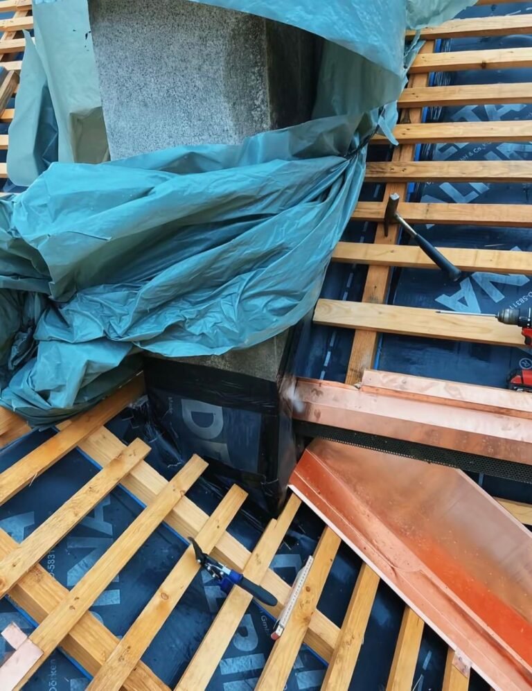Abergement de cheminée en cuivre sur liteaunage neuf et écran sous toiture