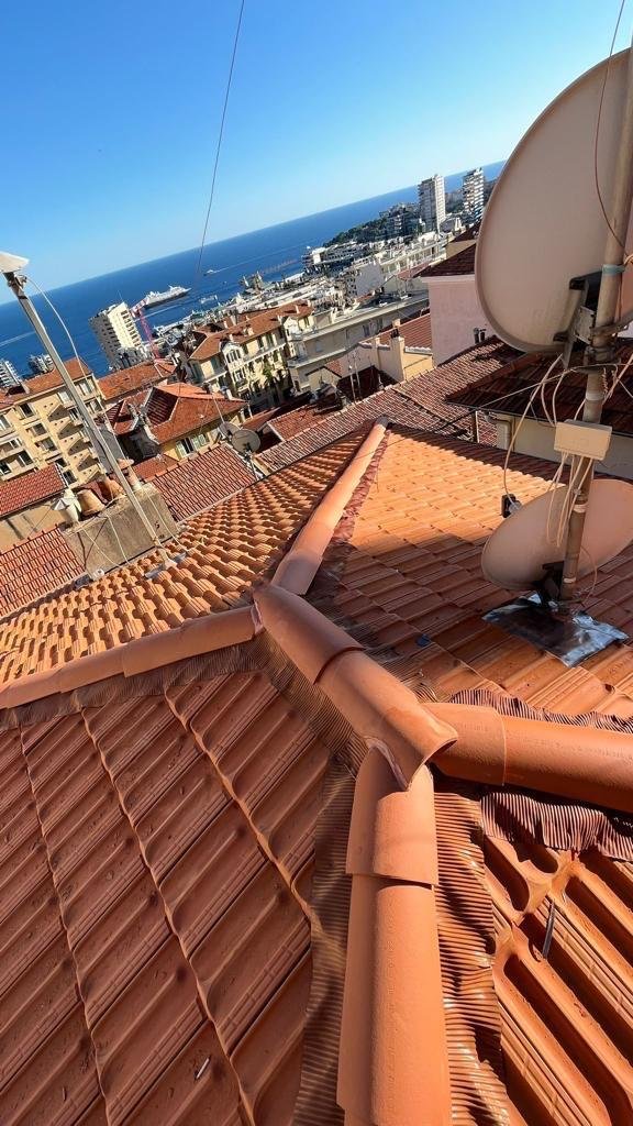Couvreur travaillant sur le faîtage d’une toiture