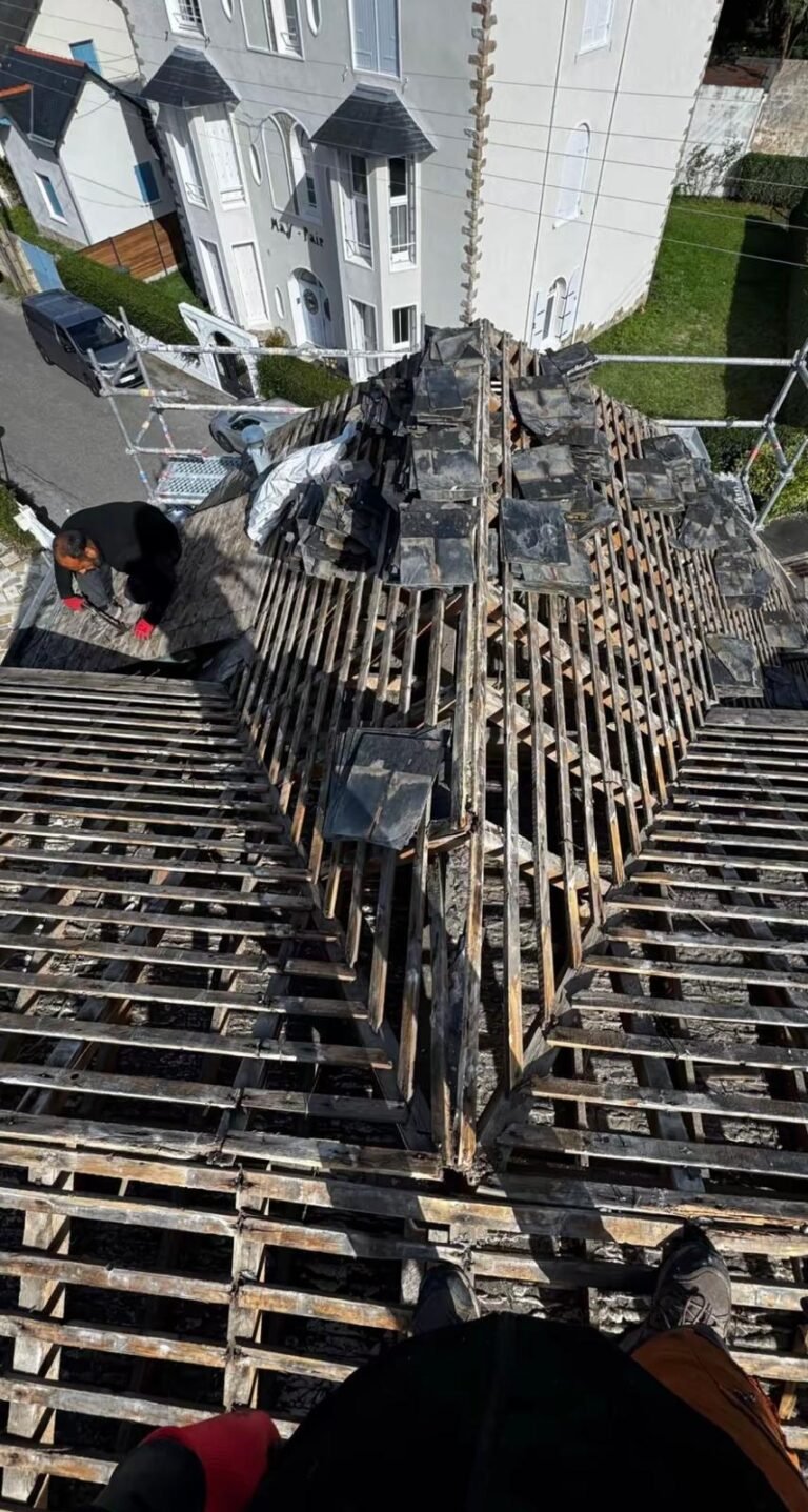 Dépose d’une ancienne couverture en ardoise au niveau de l’arêtier