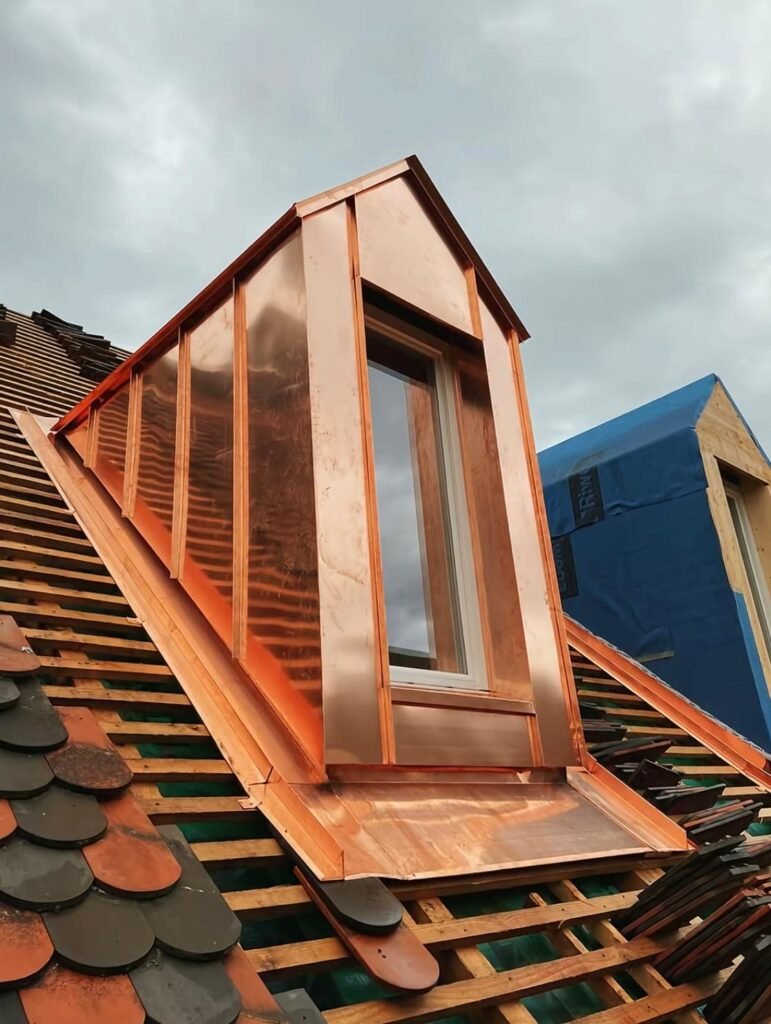 Lucarne habillée de cuivre, travaux de zinguerie