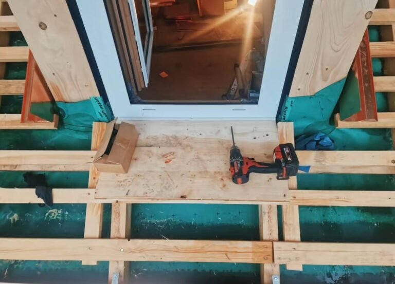 Préparation du support bois avant pose d’une bavette cuivre
