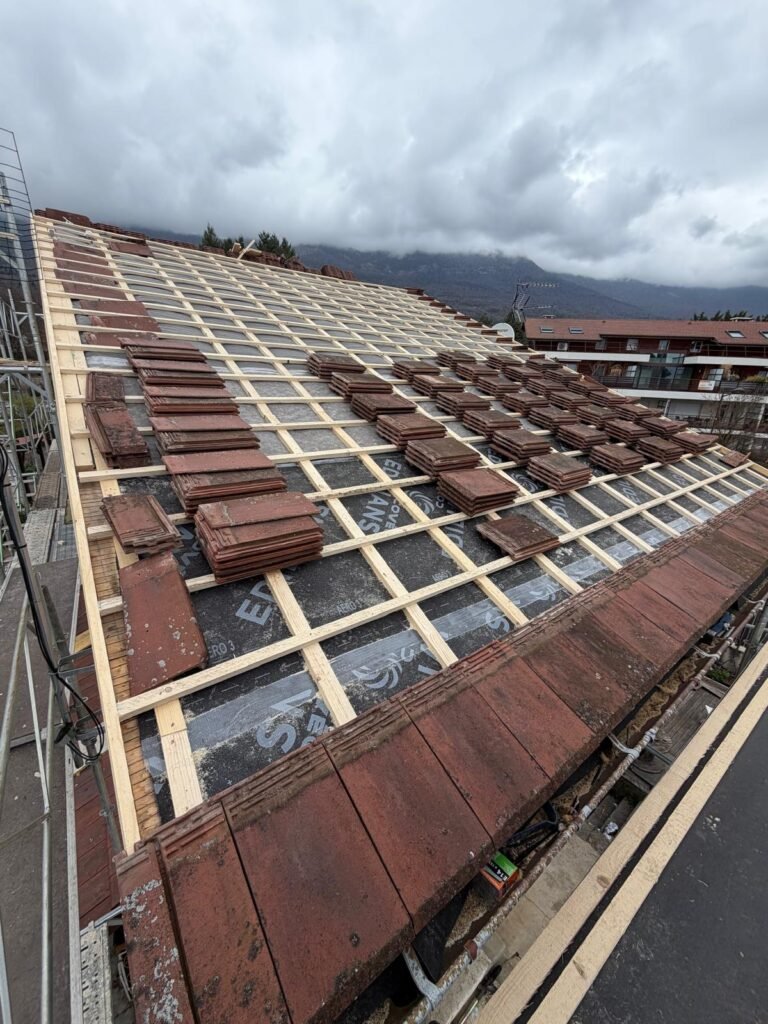 Rénovation de toiture : pose de liteaux et d’écran sous toiture avant tuiles