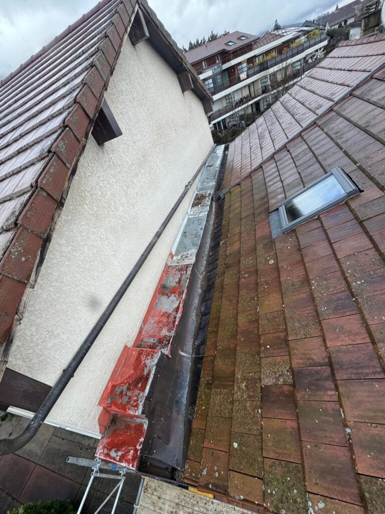 Solin dégradé entre mur et toiture avant rénovation